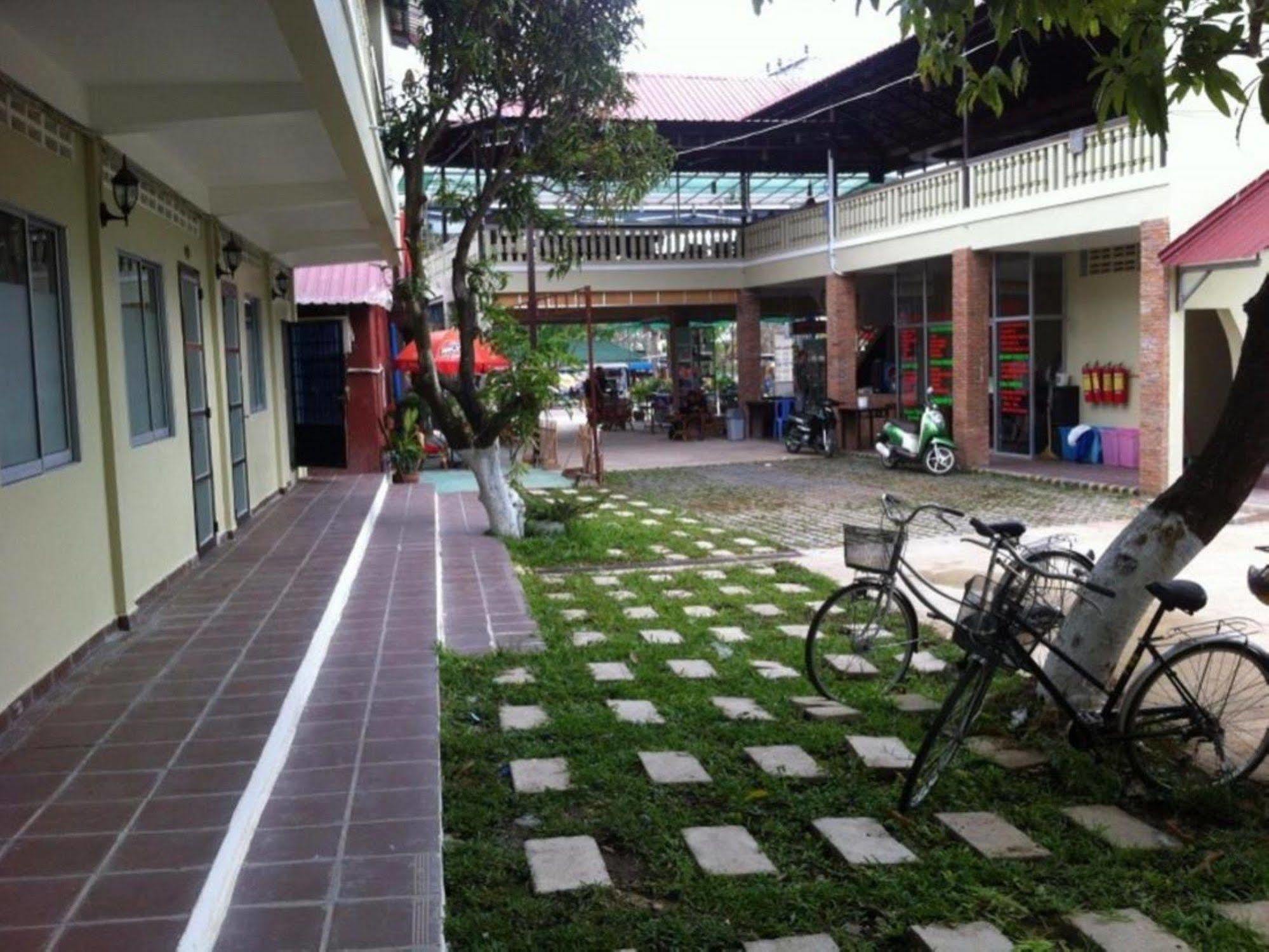 Sakal Guesthouse Restaurant & Bar Sihanoukville Buitenkant foto